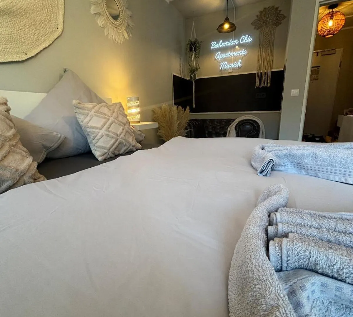 Bohemian Chic Selfie Suite - Munich Central Station Apartment