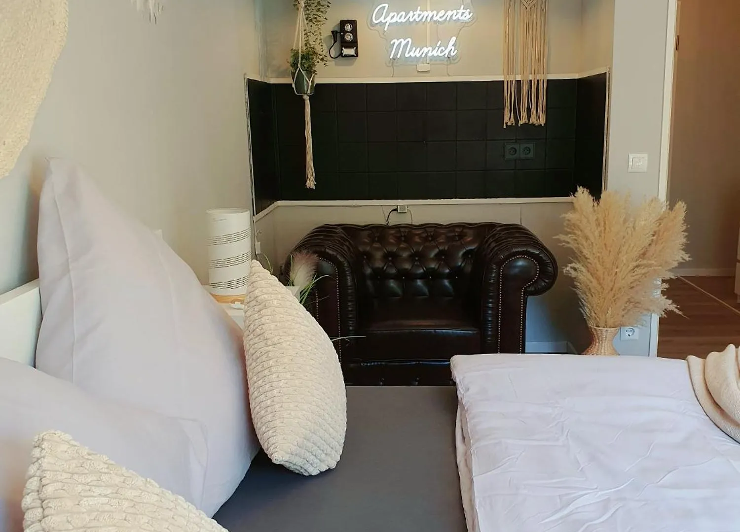 Bohemian Chic Selfie Suite - Munich Central Station 0*,  Germany