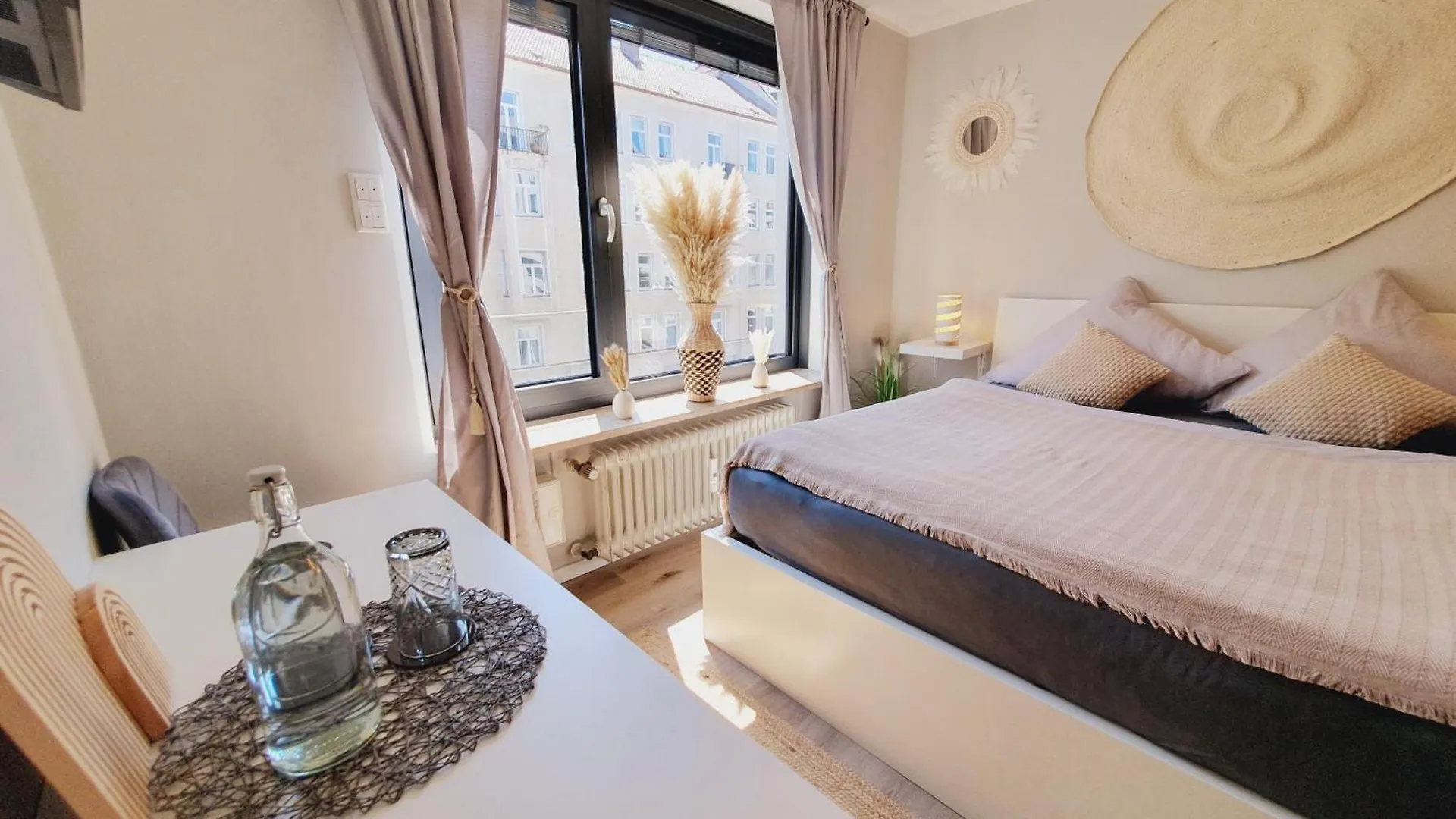 Bohemian Chic Selfie Suite - Munich Central Station Apartment